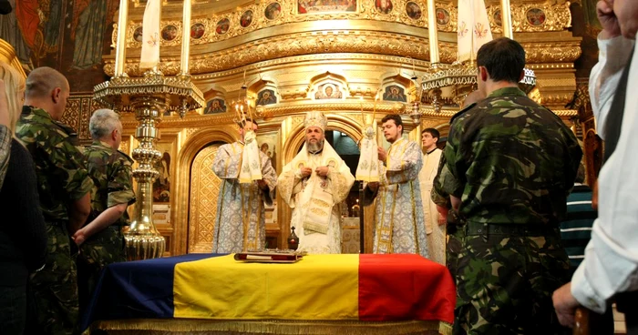 IPS Casian Crăciun a sfinţit drapelul pe care autorităţile l-au înălţat în Grădina Publică   Foto: Bogdan Dimofte