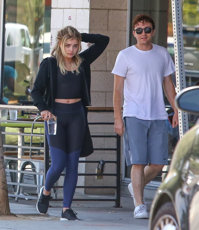 Chloe Moretz, la o plimbare c-un prieten