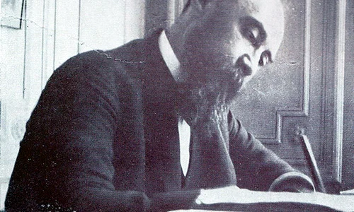 Nicolae Iorga la biroul de lucru, în 1921 (© Wikimedia Commons)