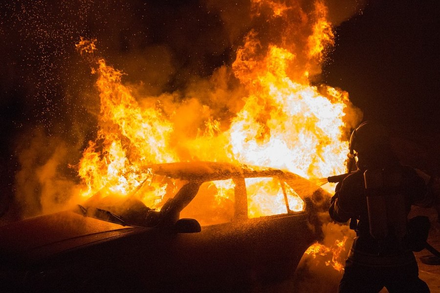 Bărbat arestat preventiv după ce a incendiat trei mașini parcate pe o stradă din Constanța