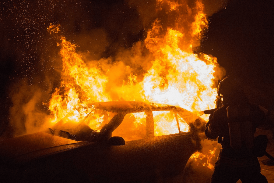 Momentul în care un șofer intră cu mașina într-un giratoriu: s-a rostogolit și a luat foc VIDEO