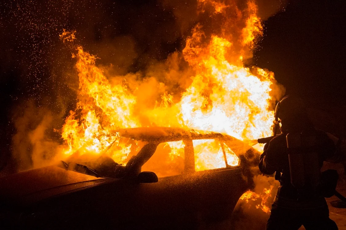 Maşina a luat foc în timp ce era testată după o reparaţie în reprezentanţă FOTO Shutterstock