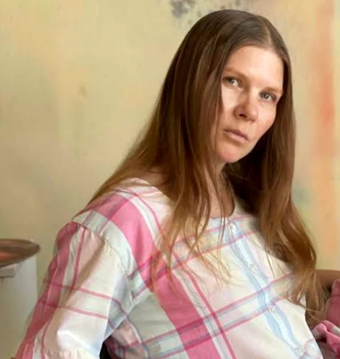 Pictoriţa Helena Minginowicz preferă să picteze pe materiale fragile. FOTO: INSTAGRAM