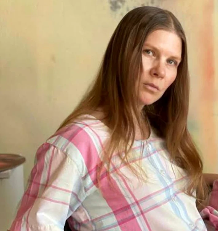 Pictoriţa Helena Minginowicz preferă să picteze pe materiale fragile. FOTO: INSTAGRAM