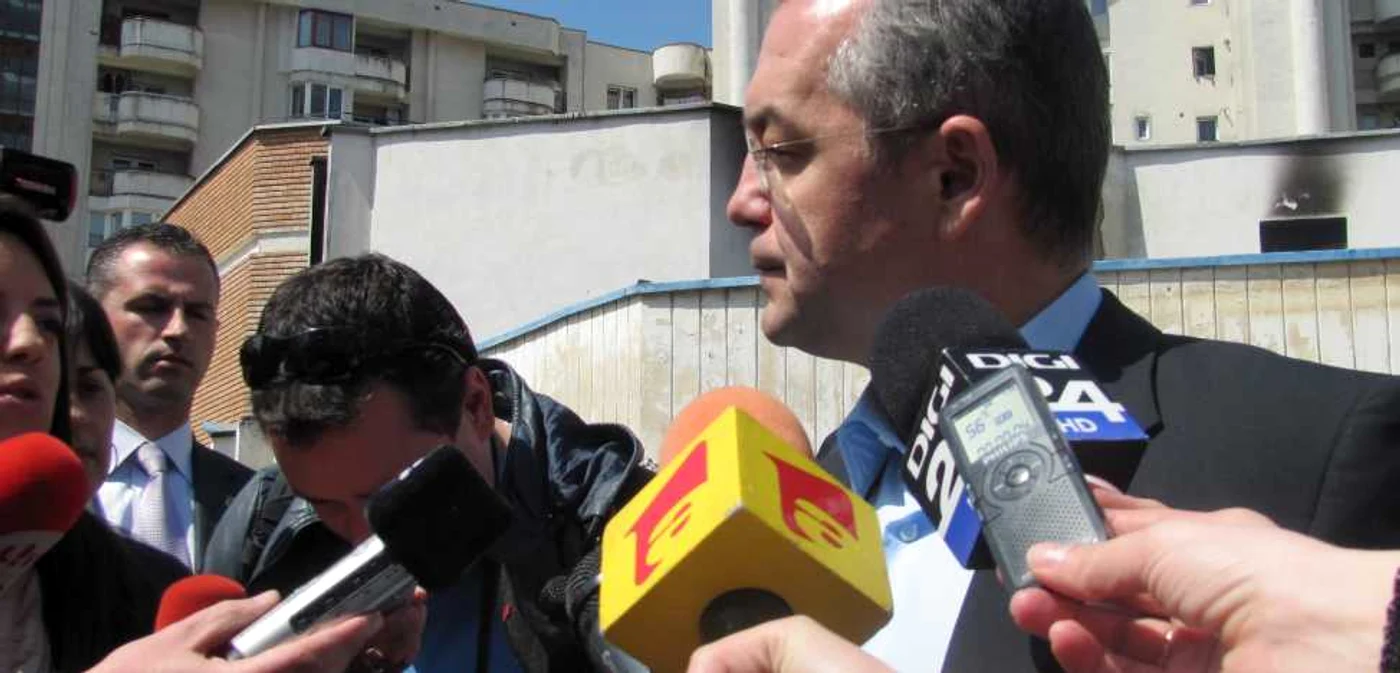 Emil Boc, în faţa cinematografului Dacia din cartierul clujean Mănăştur FOTO: Florina Pop