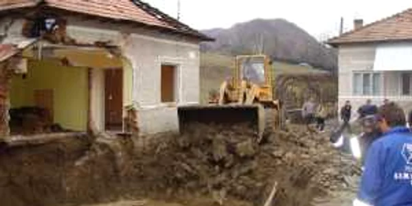 Muncitorii astupă craterul