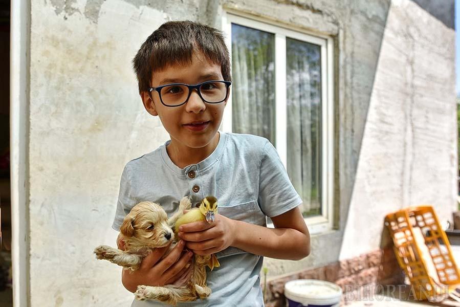 Recuperare miraculoasă pentru băiețelul din Bihor, rănit de o poartă de fotbal. „Sper că va trăi, atâta vreau”