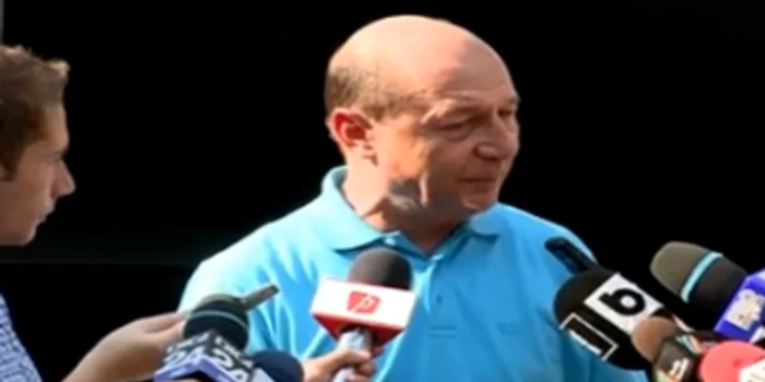 Băsescu a făcut declaraţii la ieşirea din sediul de campanie