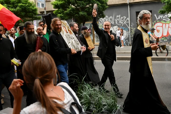 Gigi Becali a sfintit cu agiasma pe Calea Victoriei FOTO Mediafax 