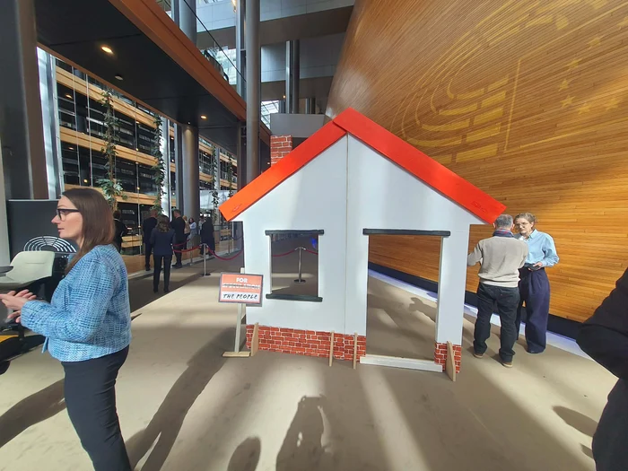 Casa pentru oameni a stângii europene. FOTO: Remus Florescu