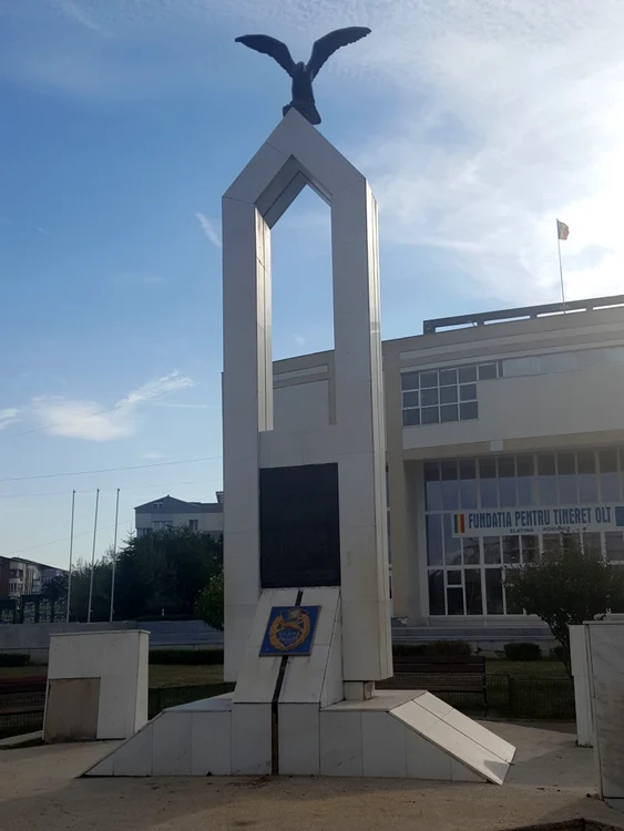 Monument al eroilor din WWII 1941 1945 Slatina (2) jpg jpeg