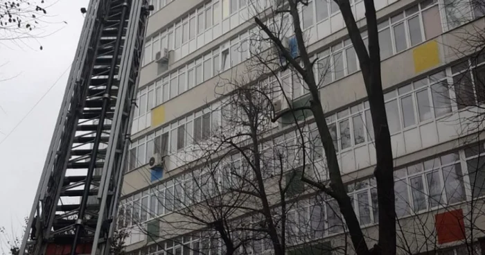 Pompierii au intervenit şi cu o scară mobilă FOTO IGSU