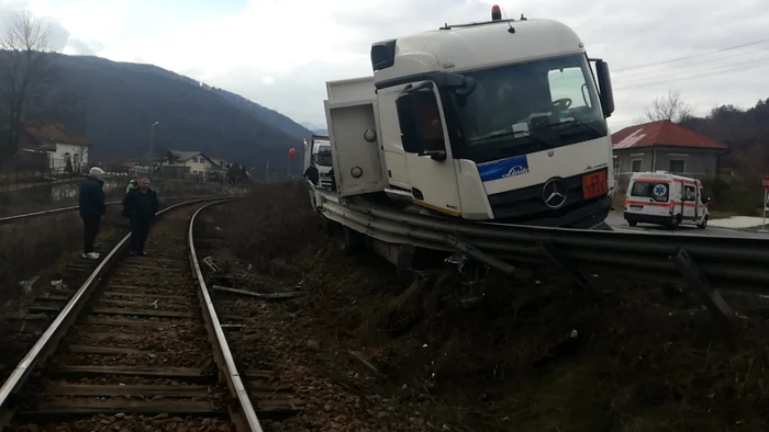 Cisternă ce transporta hidrogen lichid pe şinele de cale ferată în urma coliziunii cu un autoturism la Călimăneşti - Vâlcea Foto ISU Vâlcea 1