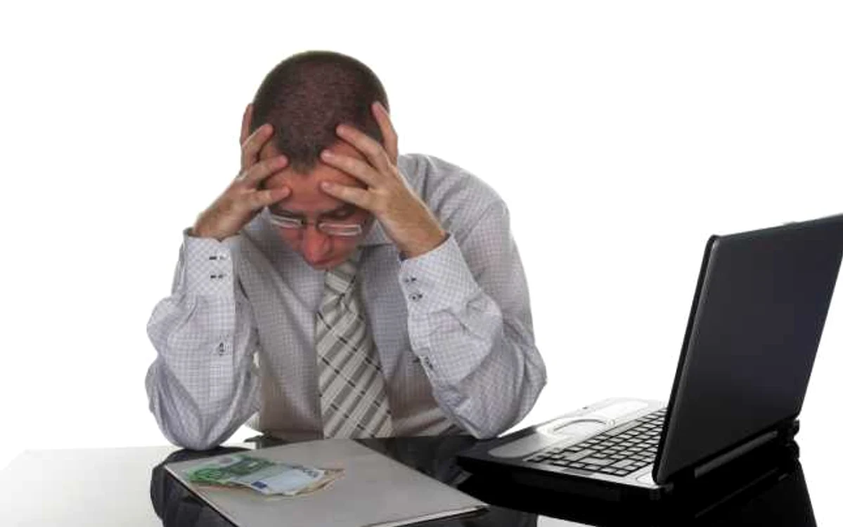 
    Un sfert dintre români susţin că nu au bani nici măcar pentru o lună, iar în cazul în care rămân fără serviciu nu vor avea nici economii care să îi ajute să supravieţuiascăFoto: adevarul.ro  