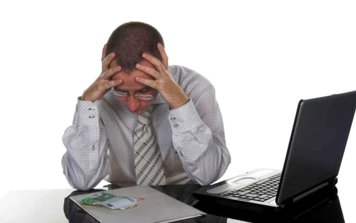 
    Un sfert dintre români susţin că nu au bani nici măcar pentru o lună, iar în cazul în care rămân fără serviciu nu vor avea nici economii care să îi ajute să supravieţuiascăFoto: adevarul.ro  