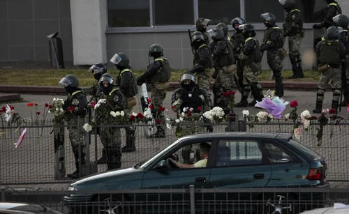 Proteste cu flori la Minsk poliţia face arestări FOTO EPA-EFE