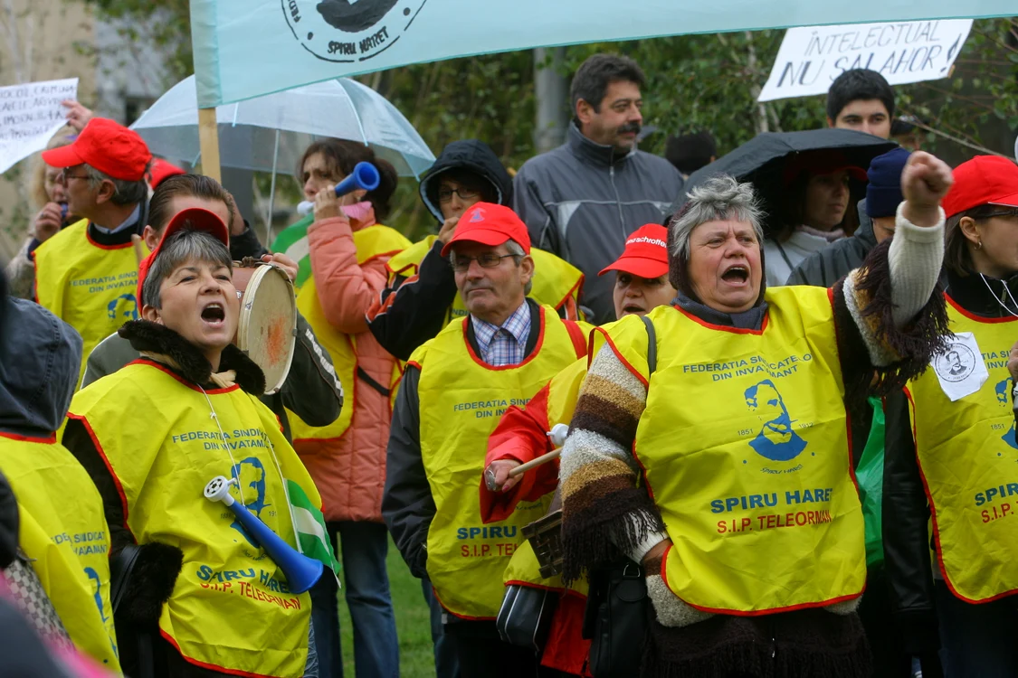 
    Profesorii amenință cu proteste  