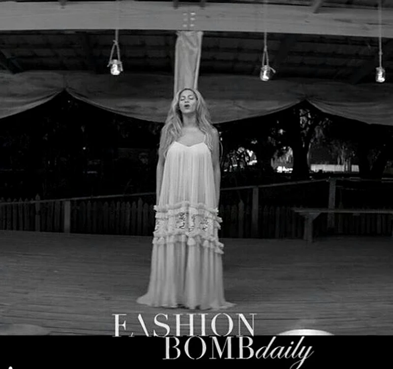 Aceasta este rochia semnată Maria Lucia Hohan pe care Beyonce a purtat-o în videoclipul "Freedom"