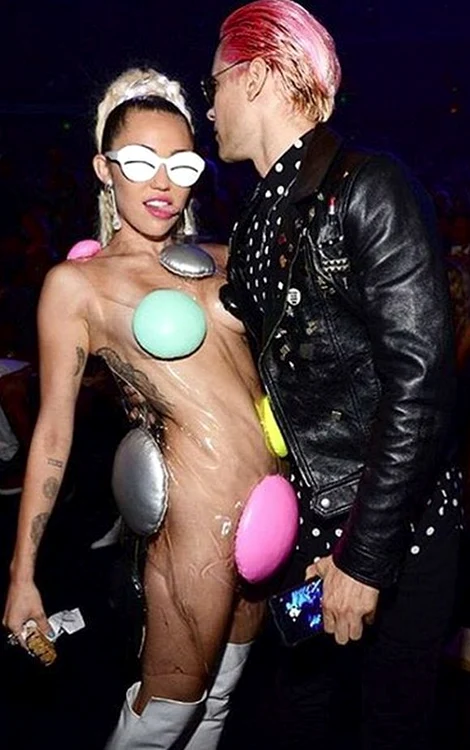
    Miley s-a pozat pregătindu-se pentru Premiile MTVFoto: Instagram/ Miley Cyrus  