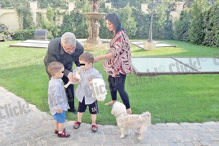 Adriana şi Silviu  Prigoană, alături de  copiii lor, Eduard şi  Maximus şi de rude  la masa de Paşte