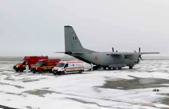 
    Bolnavii de Covid aduși în stare gravă de la București au fost preluați de trei salvări de pe aeroportul din SuceavaFoto: monitorulbt.ro  