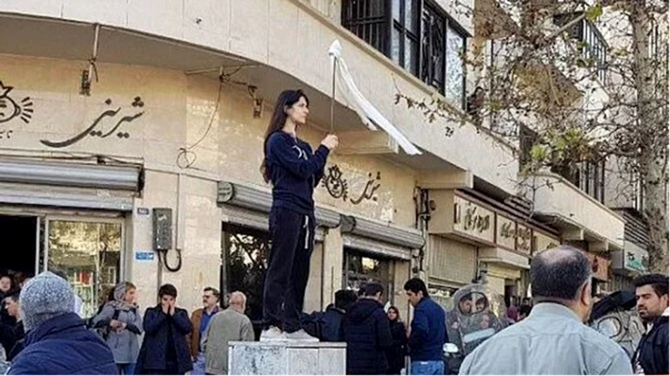 Vida Movahed în timpul protestelor din 2017. Sursă: Arab News.