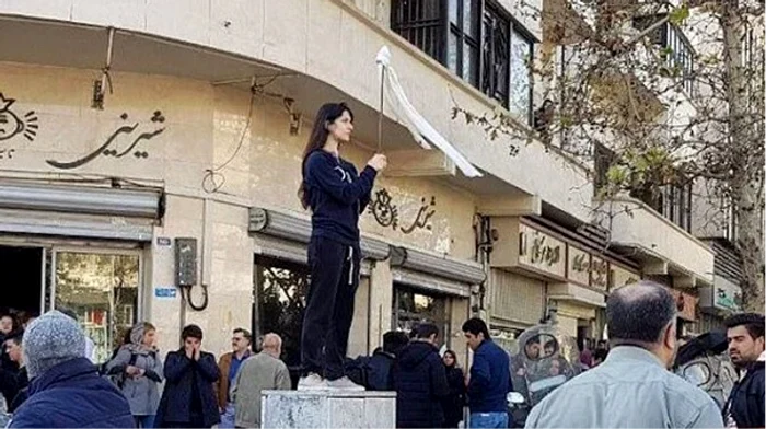 Vida Movahed în timpul protestelor din 2017. Sursă: Arab News.