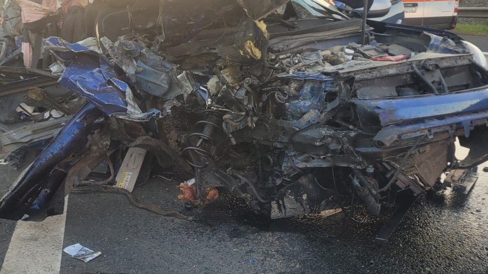 O femeie a murit şi alte două persoane sunt rănite după ce o mașină s-a izbit de un tir parcat pe banda de urgență, pe A1