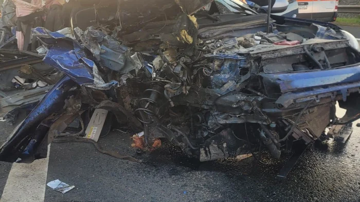 O femeie a murit şi alte două persoane sunt rănite după ce o mașină s-a izbit de un tir parcat pe banda de urgență, pe A1