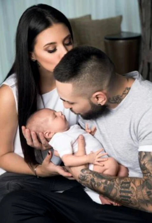 Antonia şi Alex Velea îşi privesc cu drag bebeluşul