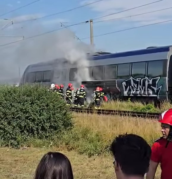 Panică într-un tren Interregio, la intrarea în Pașcani: Locomotiva a luat foc în mers. Zeci de persoane s-au autoevacuat