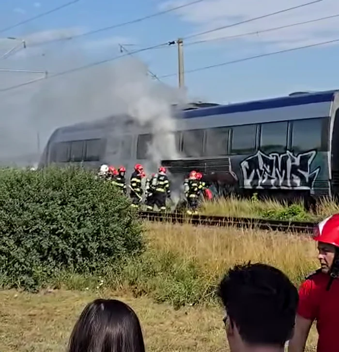 52 de pasageri s-au autoevacuat. FOTO: captură video Facebook/@Monitorul de Suceava