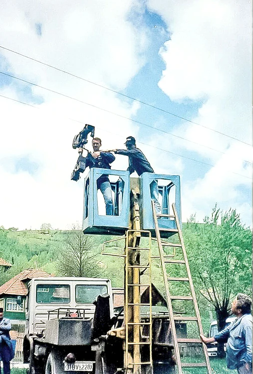 Erau filmaţi dintr-o maşină cu scară  de schimbat becurile stâlpilor 