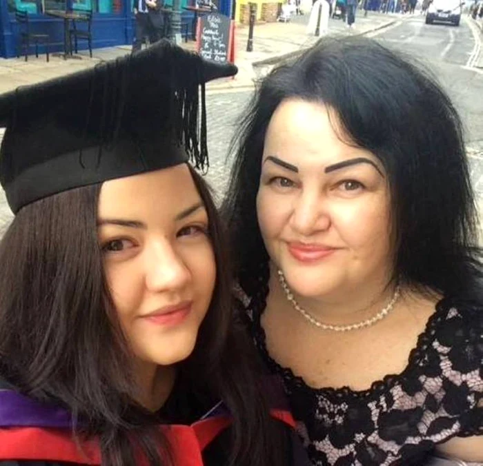 
    Andreea şi Sorina Abraham au fost impresionate de solidaritatea britanicilorFoto: Arhivă personală  