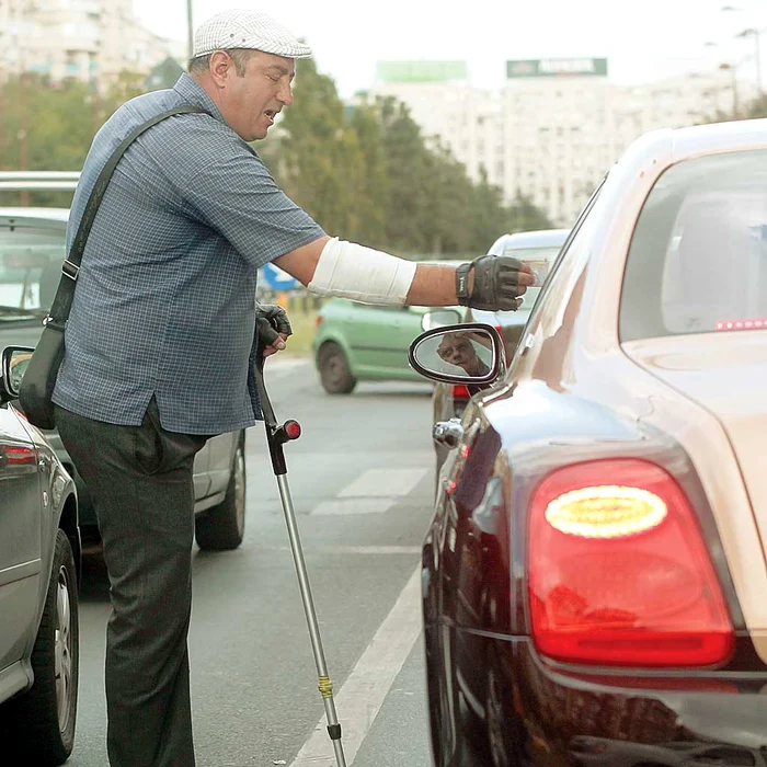 Primul cerşetor a primit 5 lei de la milionar Foto: Mihai Ionescu