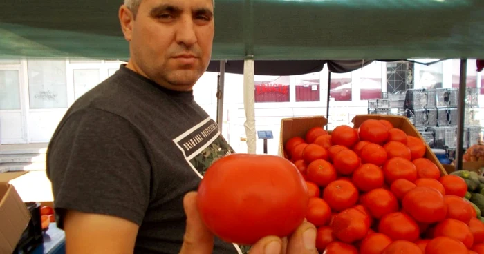 Roşiile româneşti, o raritate pe piaţă. La Călăraşi, unul dintre comercianţi aduce marfă din judeţul Dâmboviţa FOTO I.S.