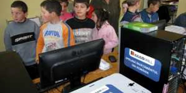 Iulius Mall a donat trei calculatoare copiilor din Ghirolt. Foto: Iulius Mall