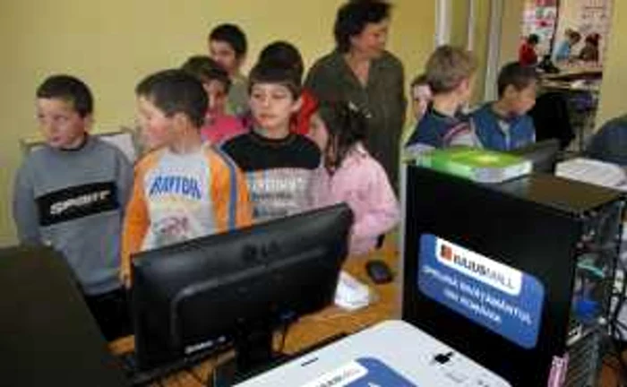 Iulius Mall a donat trei calculatoare copiilor din Ghirolt. Foto: Iulius Mall
