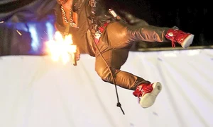 Apariţie şocantă a gazdei la petrecere jpeg