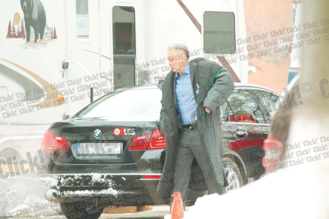 
    Cage se înfofoleşte  bine când vine să  filmeze la Politehnică (Fotografii: brigada diverse)  