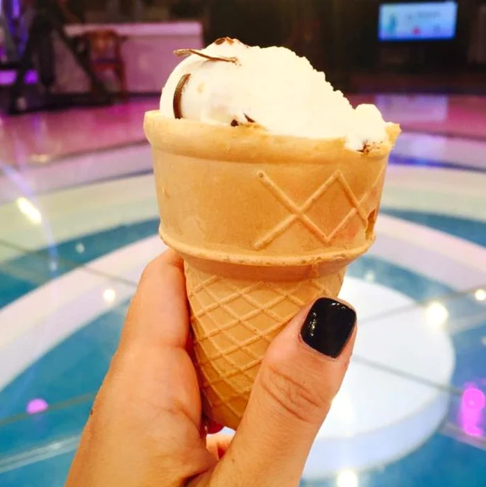 Simona a ales o înghețată simplă