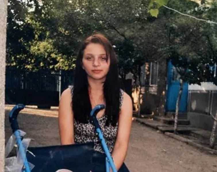 Fiul unei românce ucise în Italia caută adevărul despre moartea mamei sale: „Nici măcar nu știu dacă este în acel mormânt”. Femeia avea doar 22 de ani