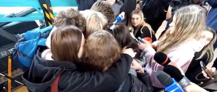 Elevii blocați în Dubai s-au întors acasă / Foto: captură video Antena 3