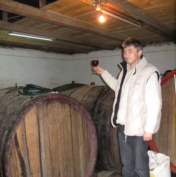 Valentin Copaci este cunoscut în zonă pentru vinul său bun