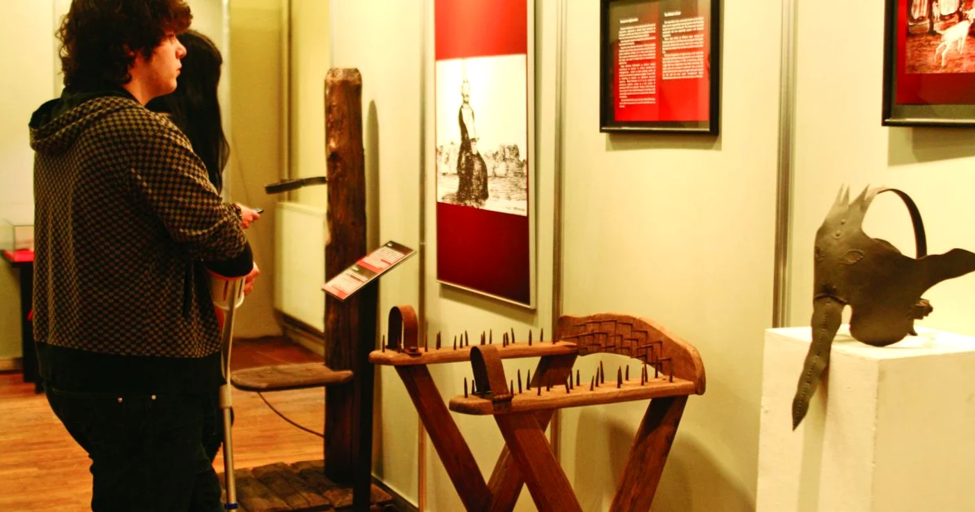 Bucureştenii au privit pasionaţii instrumentele de tortură medievale 
