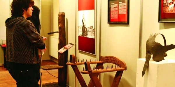 Bucureştenii au privit pasionaţii instrumentele de tortură medievale 
