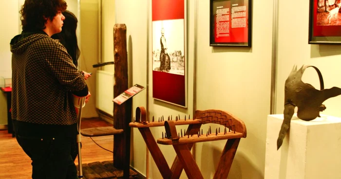 Bucureştenii au privit pasionaţii instrumentele de tortură medievale