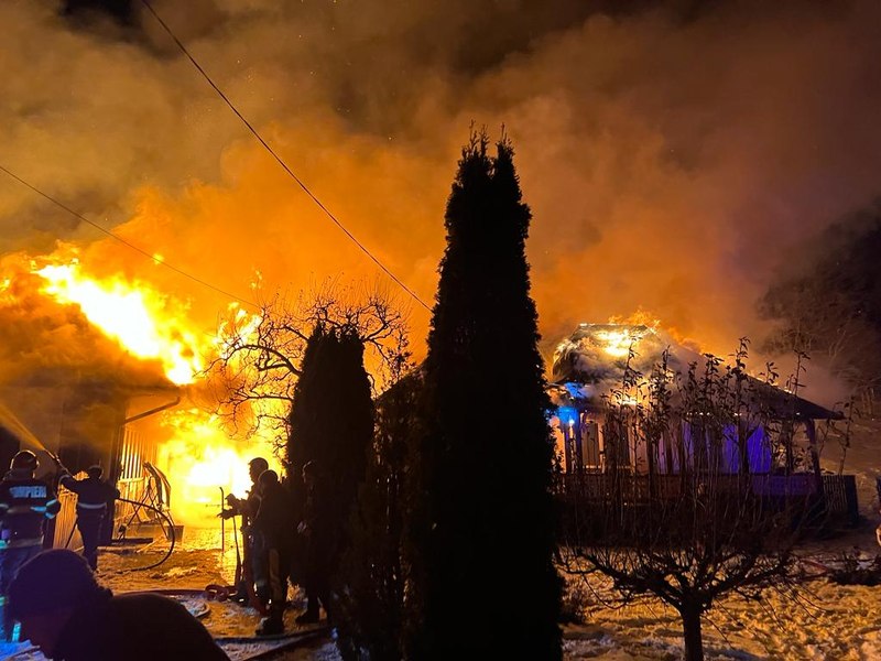 Agoniseala de-o viaţă a unei familii, transformată în scrum. Incendiu catastrofal într-o gospodărie din Neamţ FOTO 