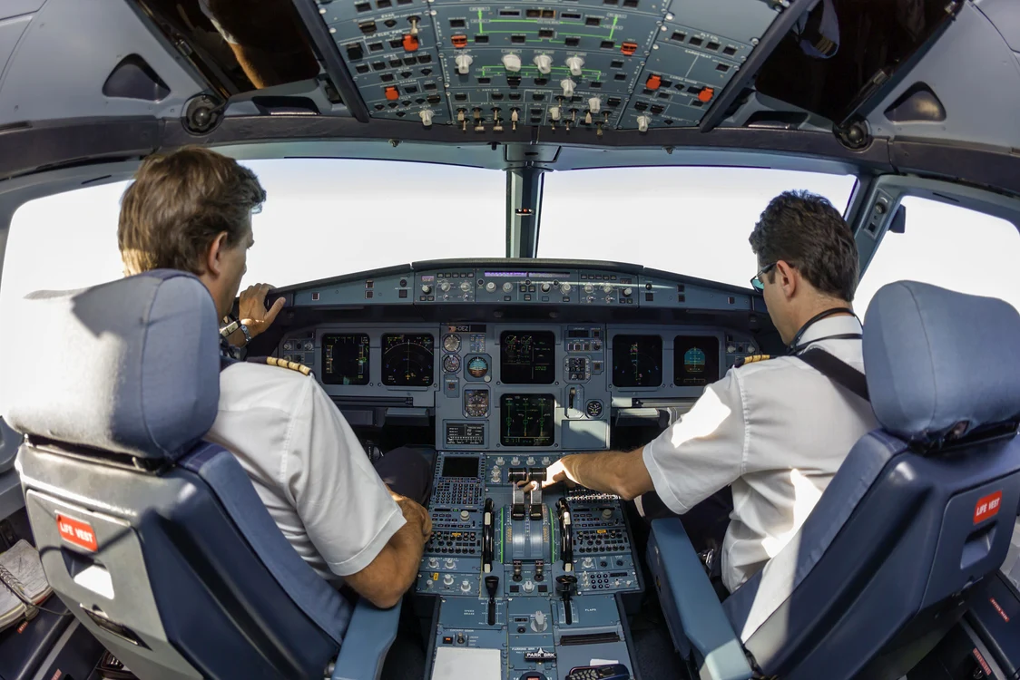 Avion prăbușit în Franța: Numeroase companii aeriene consideră că de acum înainte, în orice moment, în cabina piloţilor vor trebui să fie două persoane