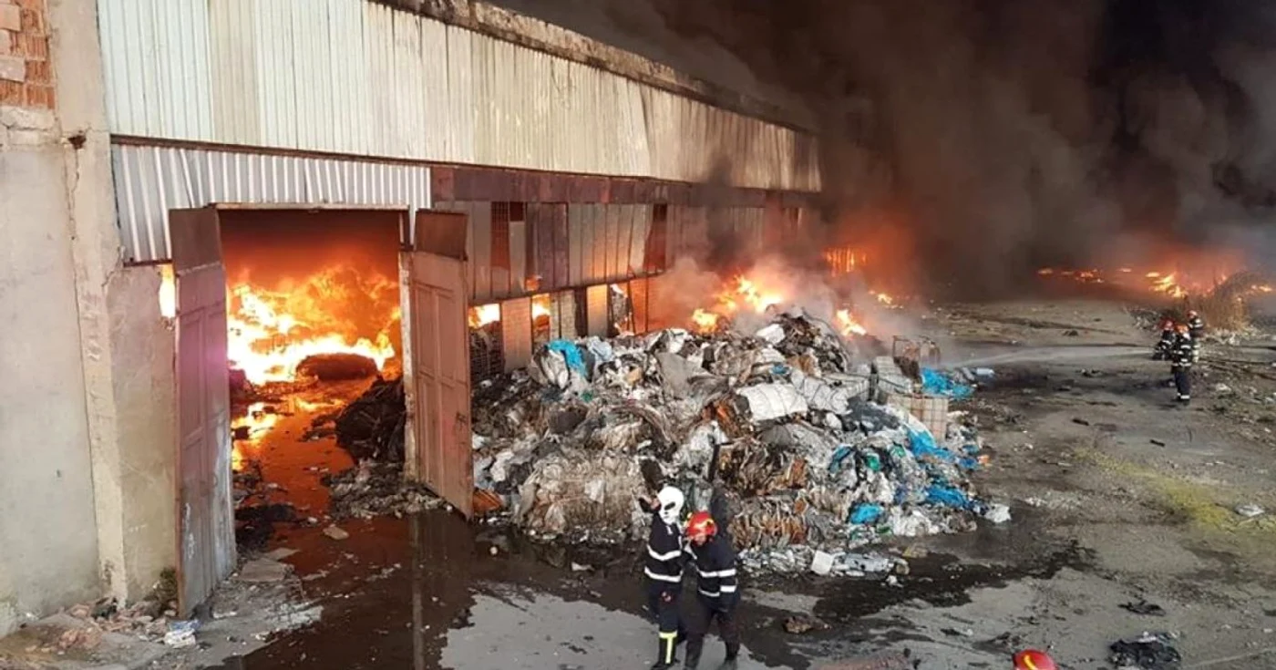 Incendiul a cuprins atât o hală de depozitare cât şi baloţii din curtea societăţii FOTO ISU Ph